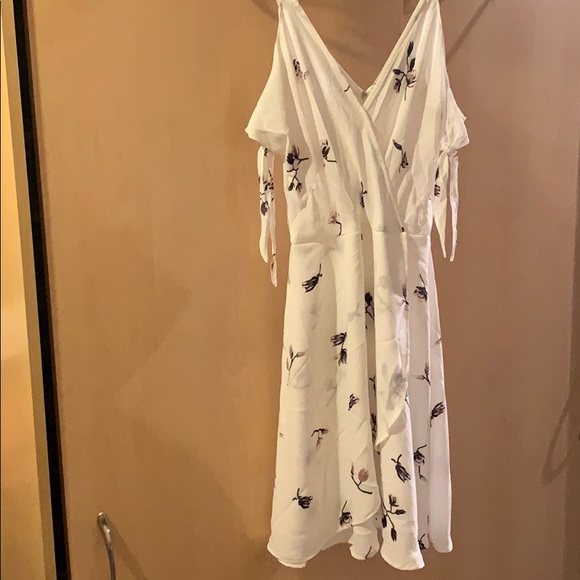 Cold-shoulder dress - Picture 1 of 5